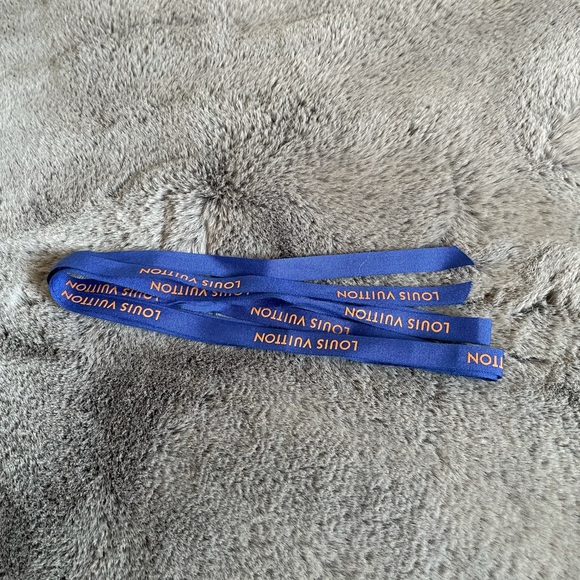 Louis Vuitton Blue Ribbon - Picture 3 of 3
